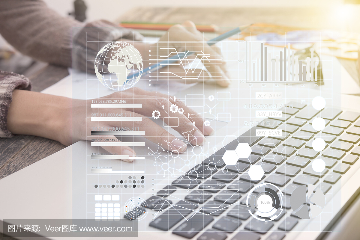 在辦公室電腦上做商業投資報表的商人。